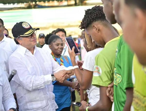 El presidente Gustavo Petro y la vicepresidenta Francia Márquez dieron inicio al programa en el puerto de Buenaventura.