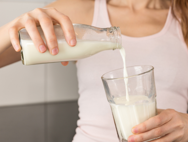 La leche puede tener incluso más propiedades que las bebidas hidratantes.