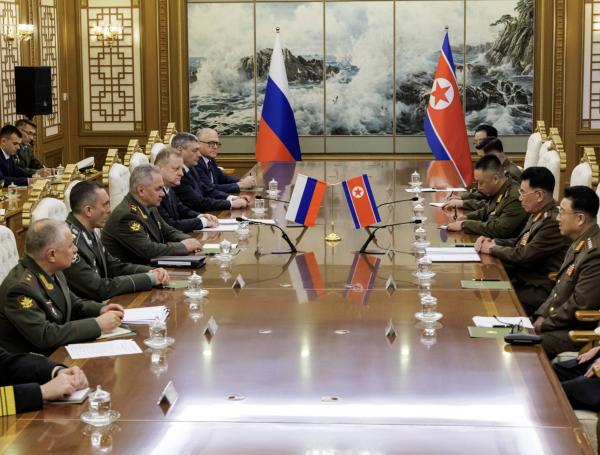 Reunión entre el ministro de Defensa de Rusia y una delegación de Corea del Norte.