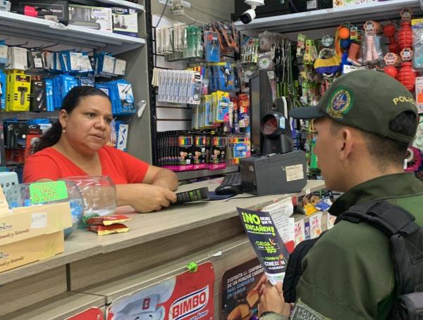 El Gaula de la Policía Metropolitana visitó los negocios para promover la campaña.