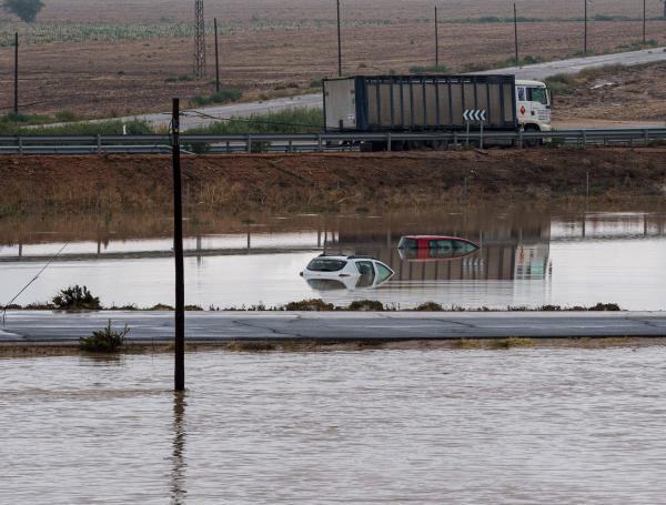 Vista de los daños provocados por las lluvias en el kilómetro 117 de la A40 en Bargas (Toledo), este lunes.