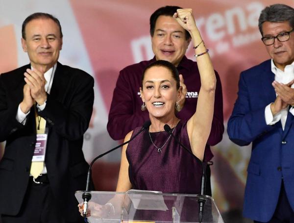 La ex jefa de Gobierno de la Ciudad de México, Claudia Sheinbaum, celebra tras ser nombrada candidata presidencial del partido gobernante Morena.