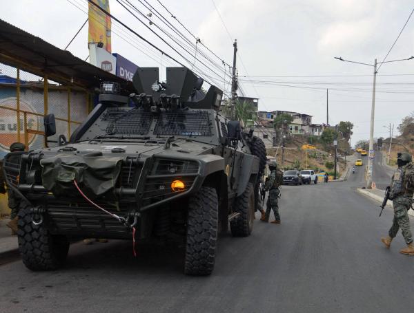 Fuerzas patrullan las calles de Guayaquil (Ecuador).