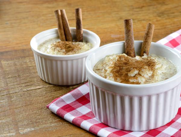 El arroz con leche es un postre típico en varios países.