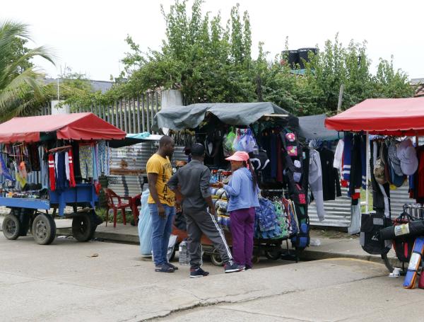 Muchos de los migrantes haitianos compran sus artículos de supervivencia en las reventas informales locales.