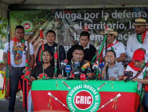 En el Parque Tercer Milenio se concentran indígenas de varias regiones, para apoyar la marcha convocada por el gobierno nacional