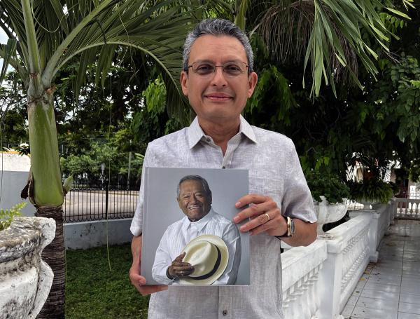 El investigador Enrique Martín Briceño posa con un ejemplar de su libro 'Armando Manzanero'.