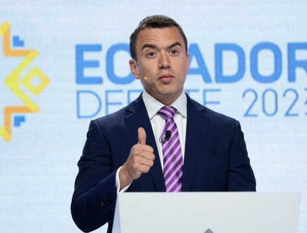 El candidato presidencial Daniel Noboa habla durante el debate presidencial.