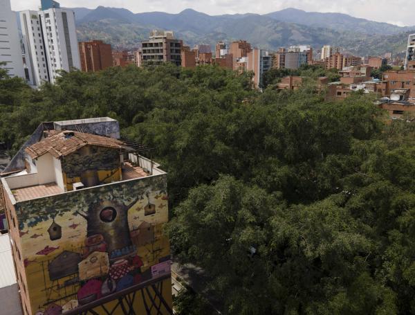 El barrio Laureles nació en 1942 únicamente con tres casas y en sus inicios fue construido para la clase obrera. Poco más de ocho décadas después, este sector en el centro-occidente de Medellín es uno de los más reconocidos y tradicionales de la ciudad y, recientemente, fue elegido como el ‘barrio más cool del mundo’ según la empresa británica de medios y hostelería Time Out.