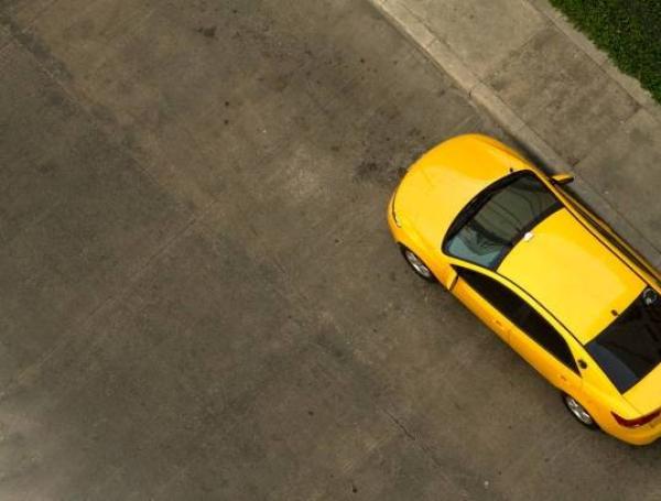 El taxista huyó.