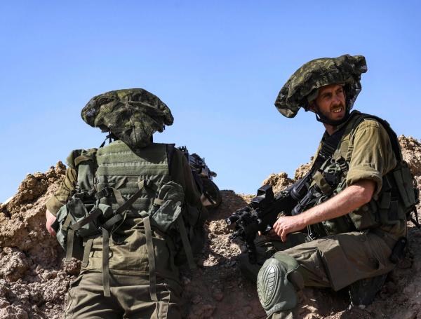 Soldados israelíes se sitúan frente al kibutz Beeri, cerca de la frontera con la Franja de Gaza.
