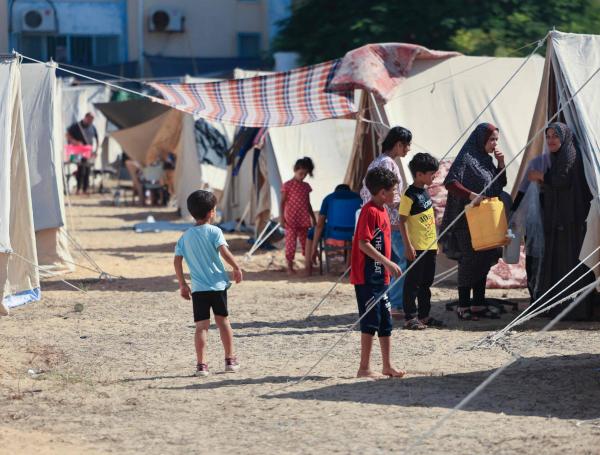 Tiendas de campaña instaladas para los palestinos que buscan refugio en Jan Yunis.