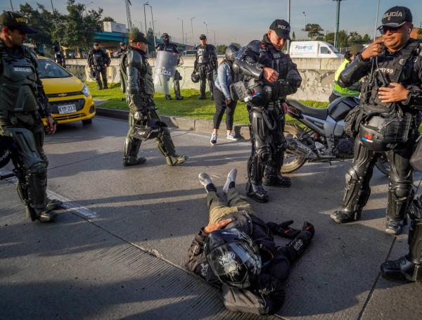 Accidente de Transito Motos , un fuerte accidente entre dos motocicletas se presento hoy 25 de octubre del 2023 en la avenida 26 con ciudad de Cali hoy 25 de octubre del 2023. FOTO MAURICIO MORENO EL TIEMPO CEET