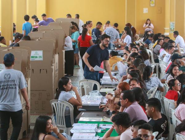 Las elecciones regionales del 29 de octubre de 2023 en Barranquilla se llevaron en total calma, siendo los candidatos a la alcaldía y gobernación del Atlántico protagonistas en la mañana electoral. Alejandro Char, aspirante a la alcaldía, y Eduardo Verano, candidato a la gobernación, votaron en el Colegio La Salle y la Escuela Normal Superior del Distrito, respectivamente. Cada uno acompañó al otro a su puesto de votación.