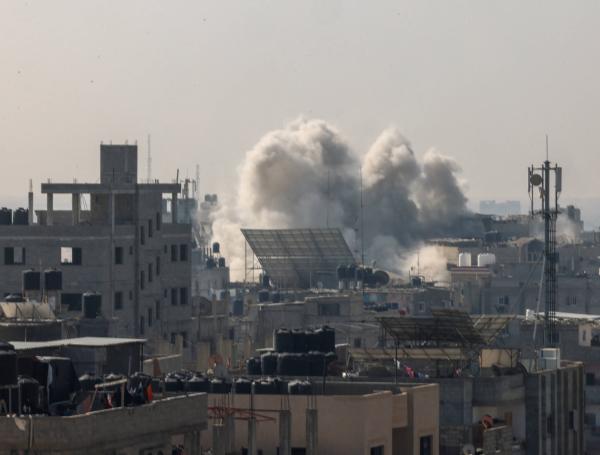 Columnas de humo tras un bombardeo israelí en Rafah, en el sur de la Franja de Gaza.