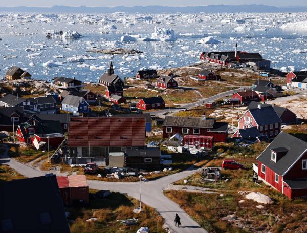 Los icebergs flotan en la bahía de Disko, en Ilulissat, que experimenta uno de los mayores años de derretimiento de hielo.