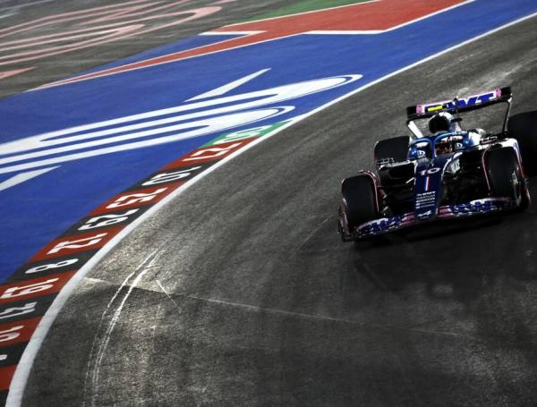 Pierre Gasly de Francia conduciendo el (10) Renault Alpine F1 A523 en la pista durante la práctica.