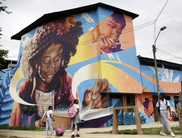 Decenas de murales de gran formato, se siguen pintando en las fachadas de viviendas, escuelas y establecimientos que se encuentran sobre el nuevo Bulevar de Oriente, un proyecto de la Alcaldía de Cali que transforma el desarrollo urbanístico de Cali, en uno de los 5 Parques para la Vida, que se están construyendo en la ciudad para contribuir con el legado social y cultural de la Sucursal del Cielo. Se espera que la inauguración de esta gran obra, sea la segunda semana de diciembre y sean más de 40 obras hechas por artistas urbanos de la región.