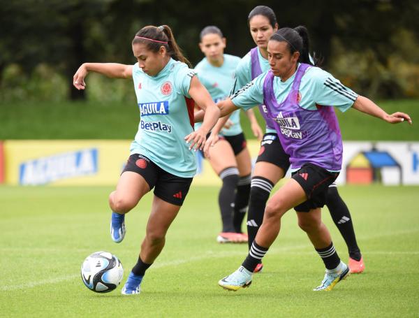 Leicy Santos (izq.)