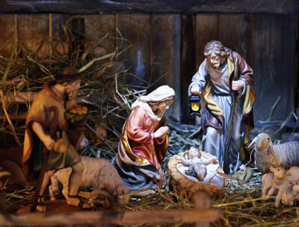 El pesebre como símbolo navideño tiene sus raíces en el siglo XIII, cuando San Francisco de Asís hizo el primer belén viviente en Italia.