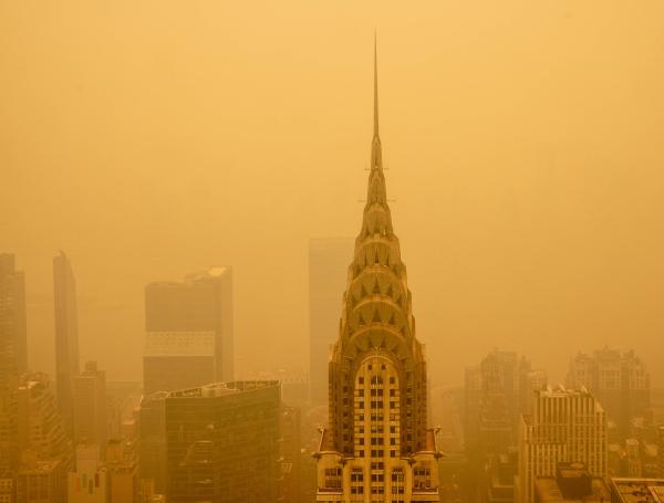 Cambio Climático
En los últimos 28 años, los fotógrafos y videógrafos de Getty Images, reconocido como el principal creador de contenido visual a nivel mundial, han desarrollado un conocimiento especializado para capturar los eventos de noticias más importantes en todas partes del mundo. Este 2023, sus fotoperiodistas se embarcaron en la misión de contar historias de desastres naturales desde la primera línea, ya sea en medio de huracanes o en medio de llamas, poniéndose en peligro para mostrar el impacto que estos eventos tienen en los lugares y las personas. Además, documentaron sequías históricas, aumento de temperaturas, lluvias intensas e inundaciones, y mucho más, tanto en lugares lejanos como en nuestro propio entorno durante todo el año 2023.
A través del lente de los galardonados fotógrafos de Getty Images, Sandy Ciric, Directora Senior de Fotografía Editorial de Getty Images, compartió para El Tiempo una galería de imágenes que destacan algunos de los eventos que han marcado la historia del cambio climático en 2023. 
“La cruda realidad del cambio climático ha estado lejos de ser sutil este año. Los fotoperiodistas de Getty Images produjeron imágenes y videos impactantes que permiten al mundo entero ser testigo de un año de condiciones meteorológicas extremas en todo el planeta. Además, documentaron sequías históricas, calor intenso, inundaciones, incendios forestales y tormentas intensas”, afirma Sandy Ciric, Directora Senior de Fotografía Editorial de Getty Images. “La fotografía sigue siendo esencial para informar y transmitir los efectos del cambio climático. Documentar estos extremos cada vez más “normales” nos proporciona contexto y cronología a medida que nuestro mundo sigue cambiando.”