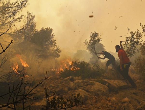 Cambio Climático
En los últimos 28 años, los fotógrafos y videógrafos de Getty Images, reconocido como el principal creador de contenido visual a nivel mundial, han desarrollado un conocimiento especializado para capturar los eventos de noticias más importantes en todas partes del mundo. Este 2023, sus fotoperiodistas se embarcaron en la misión de contar historias de desastres naturales desde la primera línea, ya sea en medio de huracanes o en medio de llamas, poniéndose en peligro para mostrar el impacto que estos eventos tienen en los lugares y las personas. Además, documentaron sequías históricas, aumento de temperaturas, lluvias intensas e inundaciones, y mucho más, tanto en lugares lejanos como en nuestro propio entorno durante todo el año 2023.
A través del lente de los galardonados fotógrafos de Getty Images, Sandy Ciric, Directora Senior de Fotografía Editorial de Getty Images, compartió para El Tiempo una galería de imágenes que destacan algunos de los eventos que han marcado la historia del cambio climático en 2023. 
“La cruda realidad del cambio climático ha estado lejos de ser sutil este año. Los fotoperiodistas de Getty Images produjeron imágenes y videos impactantes que permiten al mundo entero ser testigo de un año de condiciones meteorológicas extremas en todo el planeta. Además, documentaron sequías históricas, calor intenso, inundaciones, incendios forestales y tormentas intensas”, afirma Sandy Ciric, Directora Senior de Fotografía Editorial de Getty Images. “La fotografía sigue siendo esencial para informar y transmitir los efectos del cambio climático. Documentar estos extremos cada vez más “normales” nos proporciona contexto y cronología a medida que nuestro mundo sigue cambiando.”