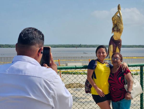 La alcaldía de Barranquilla, en las manos del maestro Yino Márquez y el alcalde Jaime Pumarejo, desvelaron la estatua en honor a Shakira en presencia de sus padres, William Mebarak y Nidia Ripoll, esto en la mañana del 26 de diciembre en una ceremonia sin medios de comunicación. En horas de la tarde, ya la estatua quedó a disposición de visitantes en el Gran Malecón del Rio, sin embargo, aún no está el lugar totalmente abierto al público.