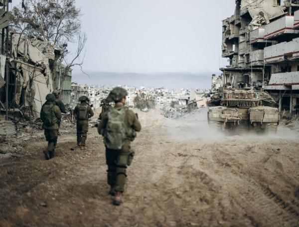 Soldados israelíes durante uno de los ataques en la franja de Gaza este lunes.