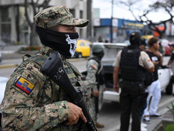 Operación conjunta entre la Policía Nacional de Ecuador y miembros de las Fuerzas Armadas para prevenir actos violentos, en Guayaquil.
