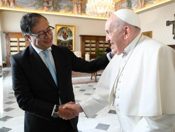 Gustavo Petro y papa Francisco en el Vaticano.