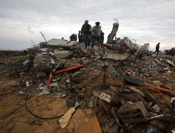 Palestinos buscan cuerpos tras los ataques aéreos israelíes en Deir Al Balah, Franja de Gaza.