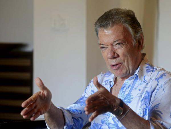 El ex presidente de Colombia Juan Manuel Santos habla durante una entrevista con EFE, el 28 de enero de 2024, en Cartagena (Colombia).