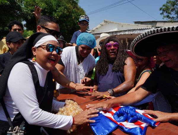 La abogada Mildred Salas se disfraza de Monja todos los años para despedir a Joselito Carnaval.