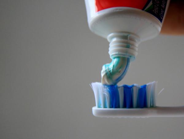La crema dental o pasta de dientes se usa para la limpieza dental.