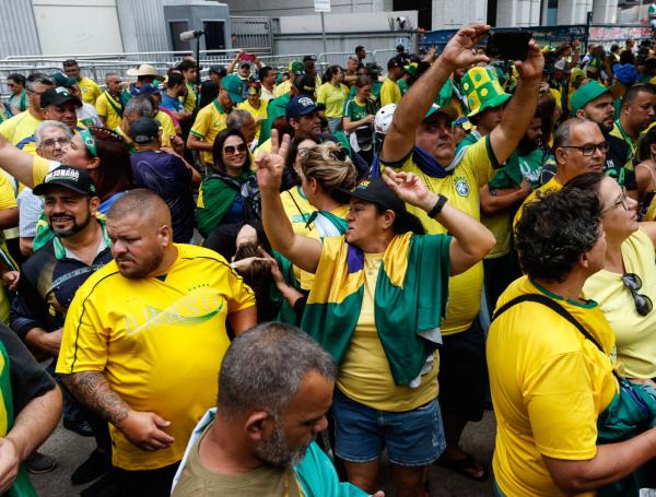 Simpatizantes del expresidente brasileño Jair Bolsonaro marchan en la avenida Paulista de Sao Paulo (Brasil).