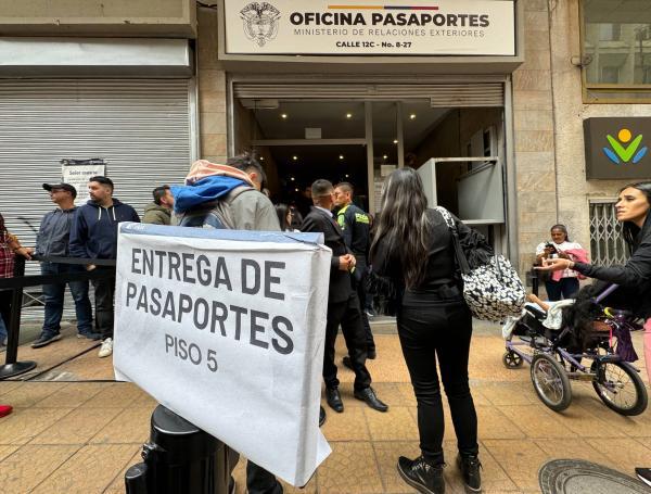 Con un flujo normal de personas se vio la oficina del centro de la ciudad en la recepción y entrega de pasaportes hoy 27 de febrero del 2024 FOTO MAURICIO MORENO EL TIEMPO CEET