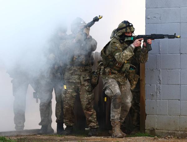 Soldados ucranianos participan en un ejercicio de entrenamiento operado por las fuerzas armadas británicas.