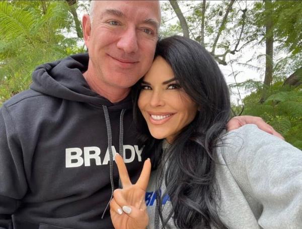 El magnate Jeff Bezos junto a su pareja, Lauren Sánchez.