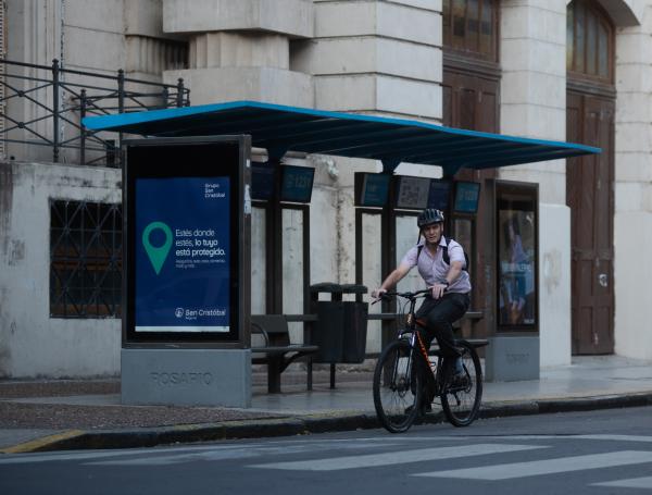 Un hombre transita en bicicleta por una calle sin transeúntes este lunes, en Rosario (Argentina).