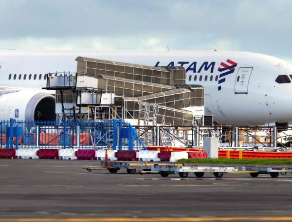El avión Boeing 787 Dreamliner de LATAM Airlines repentinamente perdió altitud en pleno vuelo un día antes, cayendo violentamente e hiriendo a decenas de viajeros aterrorizados.