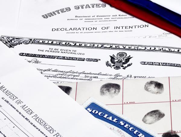 La tarjeta la concede el Servicio de Ciudadanía e Inmigración de Estados Unidos (USCIS), pero para obtenerla hay que cumplir con una serie de requisitos.