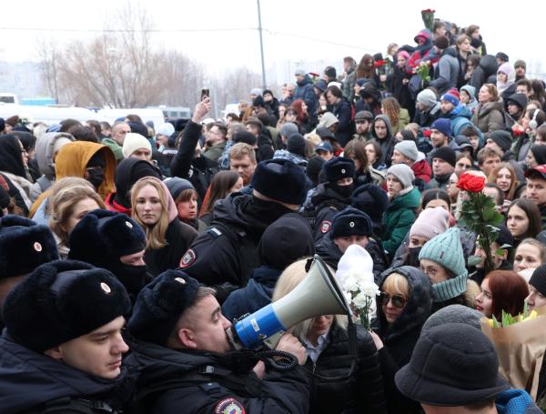 Miles de personas salieron recientemente a las calles rusas a despedir los restos del líder opositor Alexei Navalny, muerto en una cárcel del Ártico.