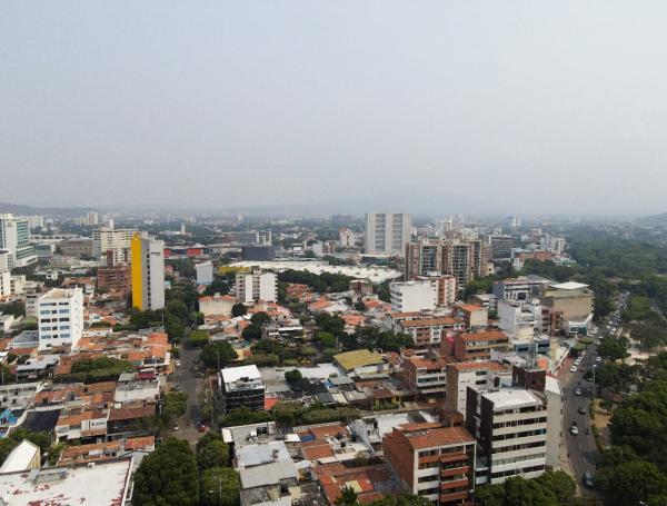 La ciudad se encuentra en alerta naranja por mala calidad del aire.