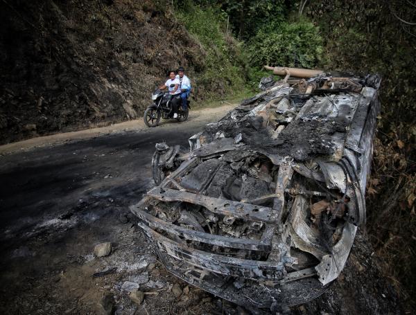 Cali Colombia 19 de marzo de 2024 
Carro destruido en el que presuntamente se transportaban miembros del Estado Mayor Central (EMC), la mayor disidencia de las FARC, en la vereda La Bodega de Toribío, Cauca. 
Los indígenas de la zona realizan la velación de la lideresa nasa Carmelina Yule Paví, asesinada el pasado fin de semana cuando intentaba impedir que miembros de la columna Dagoberto Ramos del EMC se llevaran a un menor de edad indígena.
Fotos Santiago Saldarriaga Quintero / EL TIEMPO