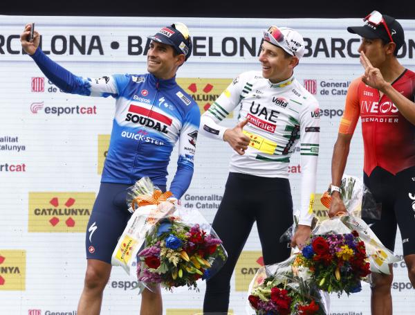 Egan Bernal (der.), en el podio de la Vuelta a Cataluña, junto a Mikel Landa (izq.), segundo, y Tadej Pogacar (cen.), campeón.