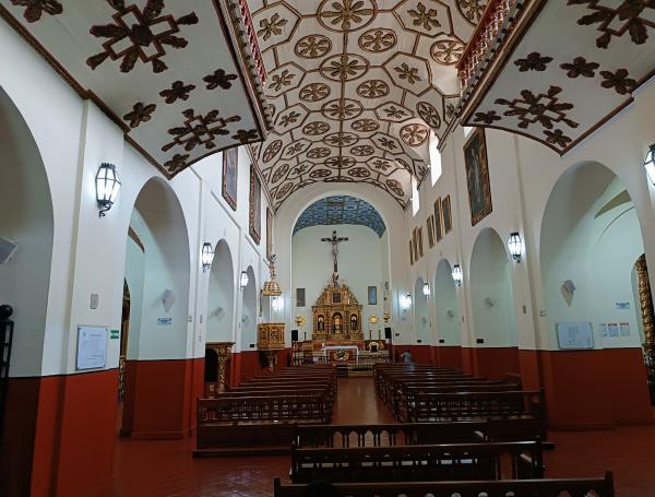 Iglesia de San Juan de Dios, en el centro.