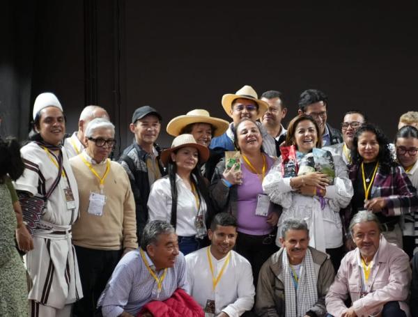 La ministra de Agricultura, Jhenifer Mojica, firmó junta a los representantes de las asociaciones y cooperativas asistentes el denominado 'Gran Acuerdo Cafetero'.