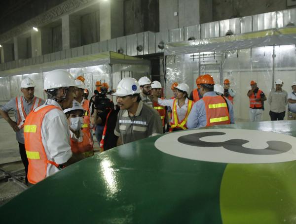 La procuradora general de la nación, Margarita Cabello visitó Hidroituango, en medio de la coyuntura energética ocasionada por el fenómeno de El Niño.
La jefe del Ministerio Público, recorrió la casa de máquinas y otros puntos estratégicos de la central hidroeléctrica en compañía del Gerente de EPM, John Maya Salazar y William Giraldo Jiménez, vicepresidente de proyectos de generación de energía de EPM.