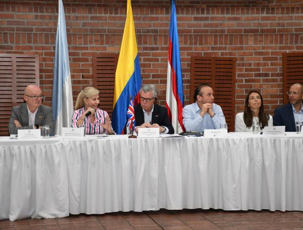 Reunión de la gobernadora Dilian Francisca Toro con el alcalde de Cali, Alejandro Eder, y delegados británicos.