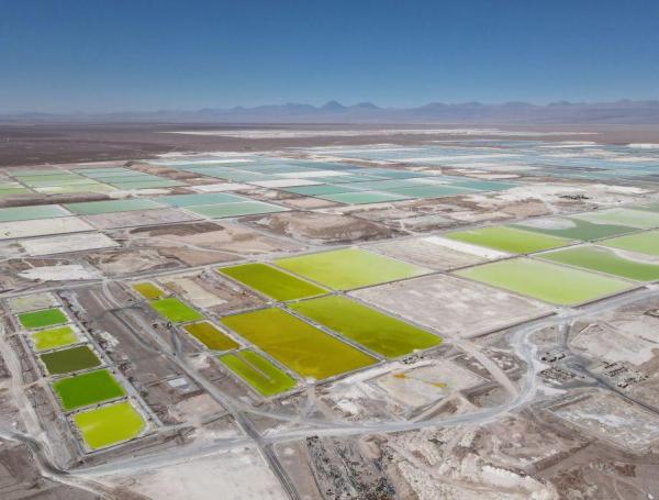 La estatal chilena Codelco y la empresa privada SQM firmaron un acuerdo para explotar en conjunto el litio en el Salar de Atacama.